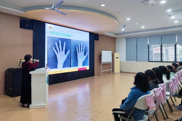 才兒坊幼兒園生長發(fā)育健康講座現場。重慶小米熊兒童醫(yī)院供圖
