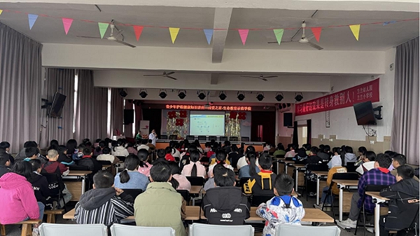 近視防控知識講座現(xiàn)場。重慶愛爾兒童眼科醫(yī)院供圖