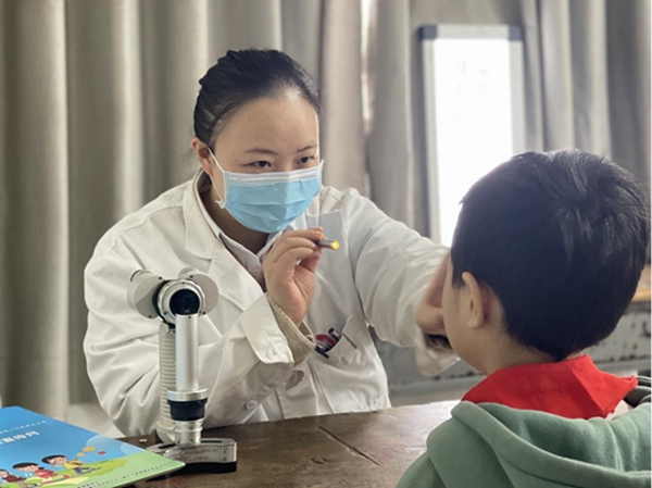 眼健康檢查現(xiàn)場。重慶愛爾兒童眼科醫(yī)院供圖