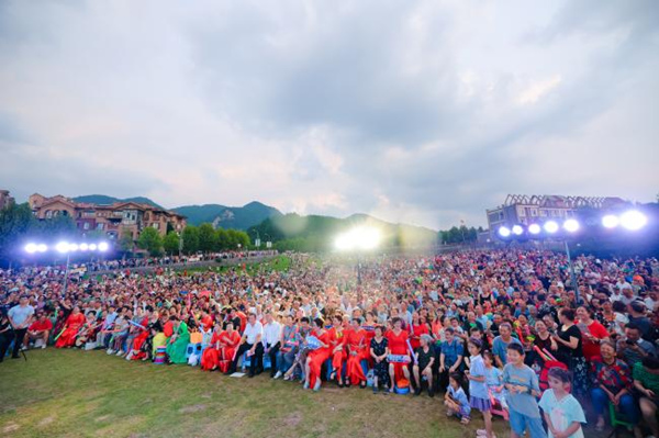 金科服務(wù)舉辦金粉嘉年華鄰里文化活動。金科服務(wù)供稿