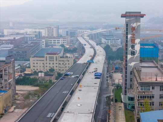 茶惠大道高架路進(jìn)入瀝青鋪裝階段。郭旭攝