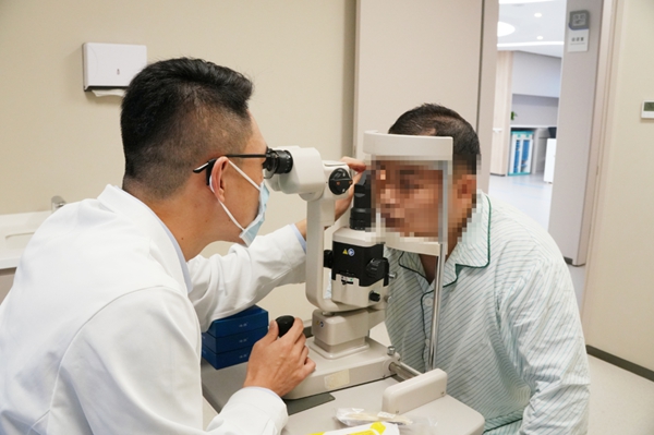 醫(yī)生為患者檢查眼部情況。重慶普瑞眼科醫(yī)院供圖