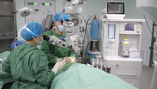 謝漢平為患者進(jìn)行角膜移植手術(shù)。重慶普瑞眼科醫(yī)院供圖