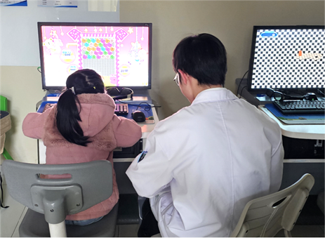 弱視訓(xùn)練現(xiàn)場(chǎng)。重慶愛(ài)爾兒童眼科醫(yī)院供圖