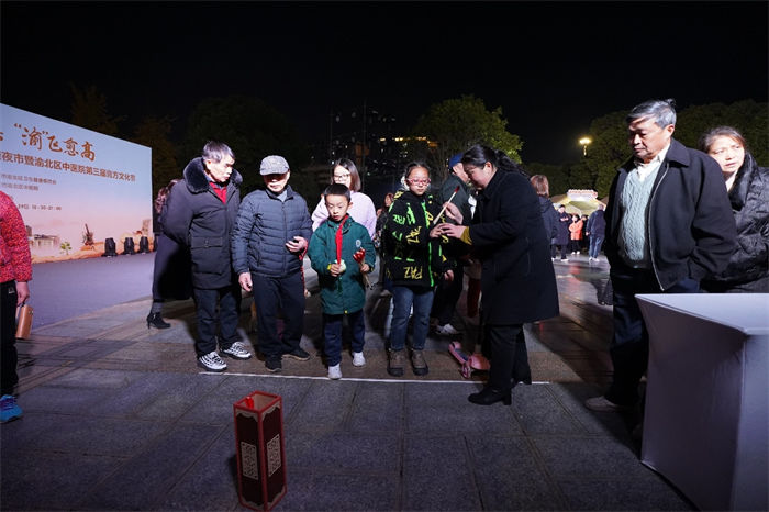 渝北區(qū)中醫(yī)藥夜市吸引民眾。李瑞琦攝