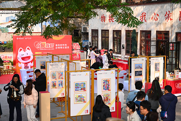活動(dòng)現(xiàn)場，市民駐足觀看公益畫作。招行重慶分行供圖