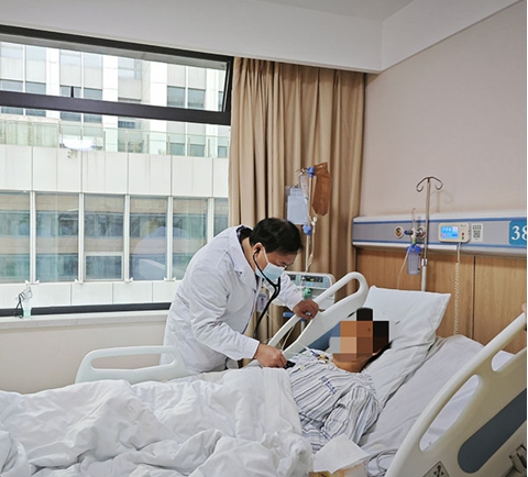 鐘前進(jìn)為患者進(jìn)行聽(tīng)診檢查。重慶康心醫(yī)院供圖