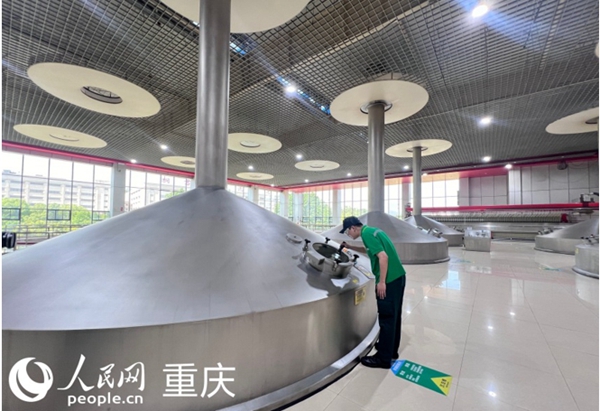 重慶啤酒工作人員楊術(shù)杰在釀造車間查看進(jìn)度（資料圖）。人民網(wǎng)記者 胡虹攝