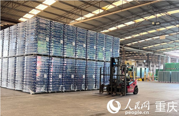 工作人員運輸?shù)却扪b的易拉罐（資料圖）。人民網(wǎng)記者 胡虹攝