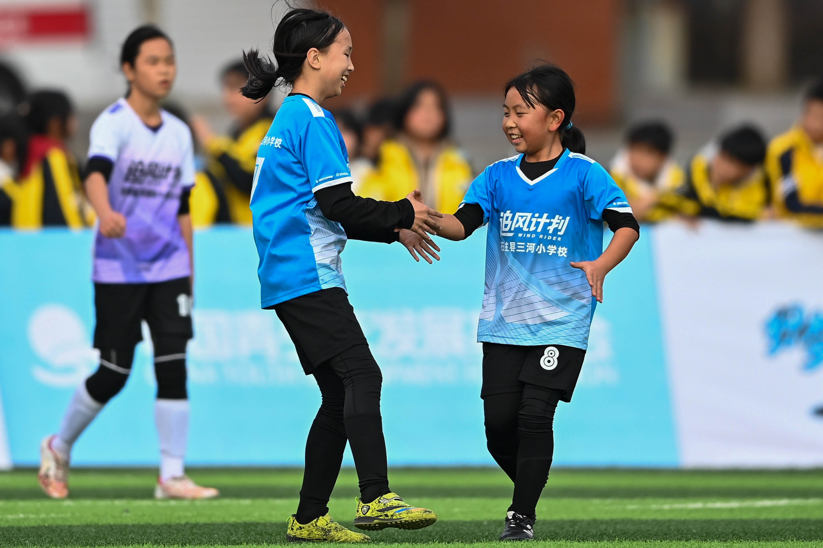 半決賽時(shí)，陳熠馨和藺文婧（小蘋果）慶祝！吳汪洋攝