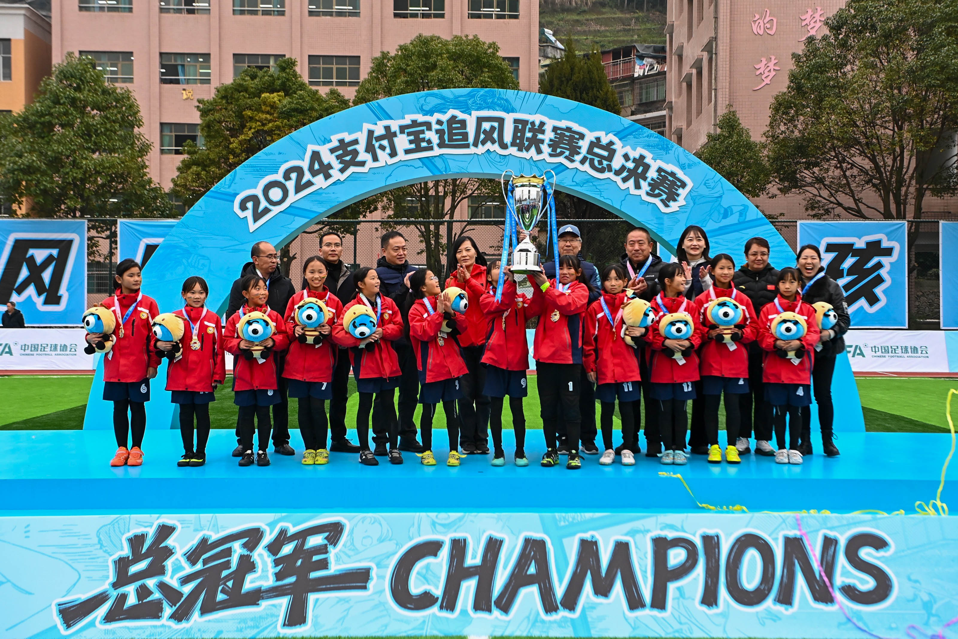 冠軍捧杯瞬間。吳汪洋攝