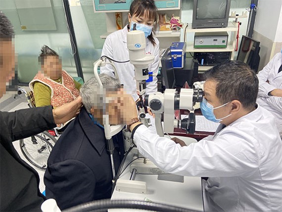 巡診現(xiàn)場。重慶普瑞眼科醫(yī)院供圖