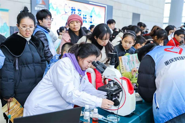 老師帶領(lǐng)觀眾們動手實踐。重慶科技館供圖