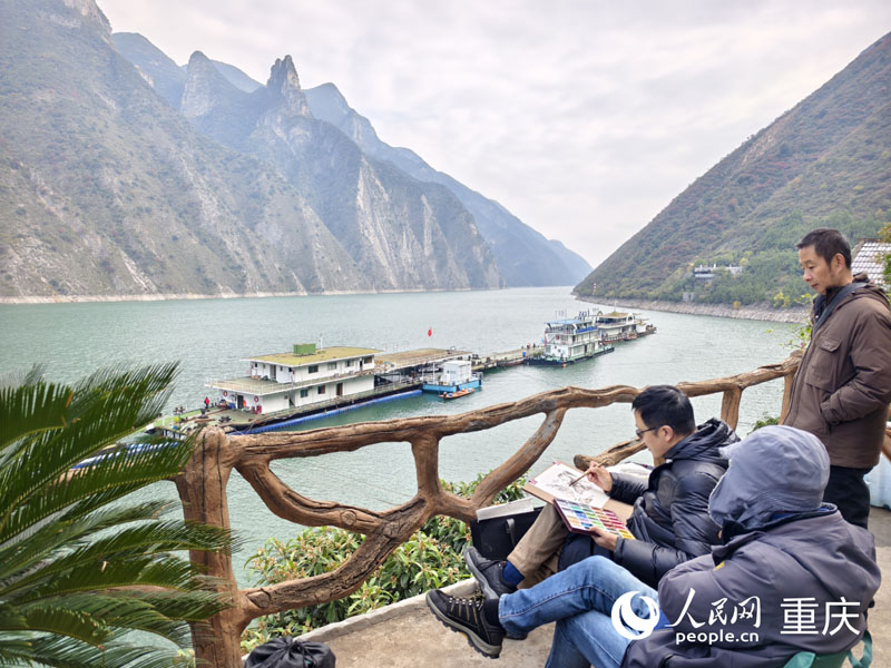 藝術(shù)家們在巫峽神女峰對岸創(chuàng)作采風。人民網(wǎng) 陳琦攝
