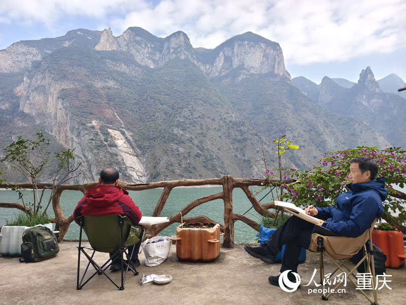 藝術(shù)家們在巫峽神女峰對岸創(chuàng)作采風。人民網(wǎng) 陳琦攝