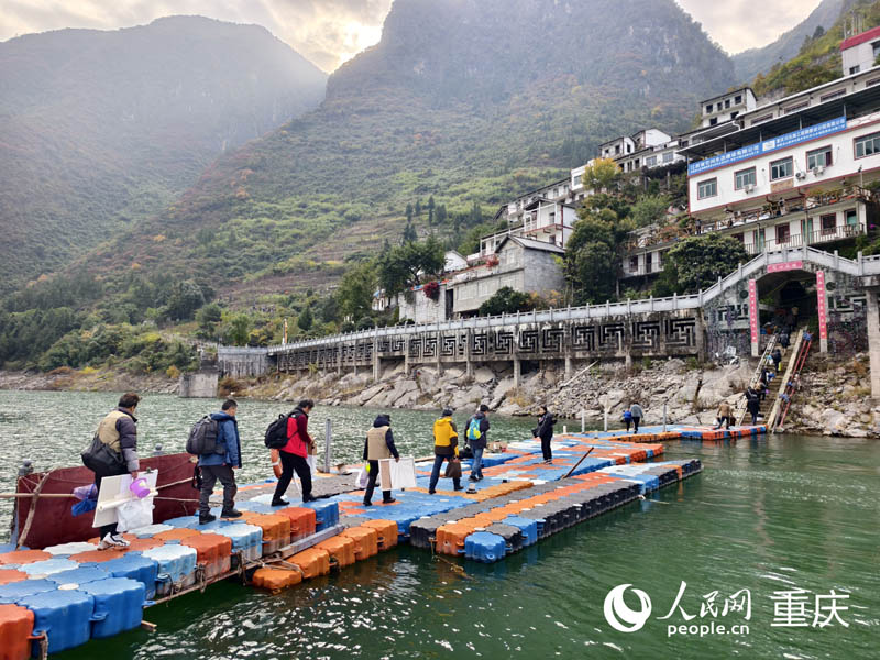 藝術(shù)家們走進巫峽神女峰畔進行采風創(chuàng)作。人民網(wǎng) 陳琦攝