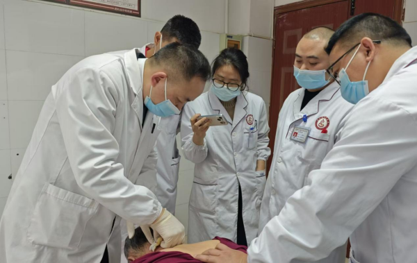 王吉龍(左一)在綏江縣中醫(yī)院現(xiàn)場(chǎng)教學(xué)。