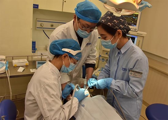 治療現(xiàn)場。泰康拜博口腔供圖