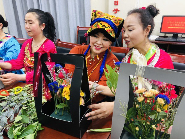 社區(qū)舉辦紅石榴課堂之花藝沙龍。曹檢攝