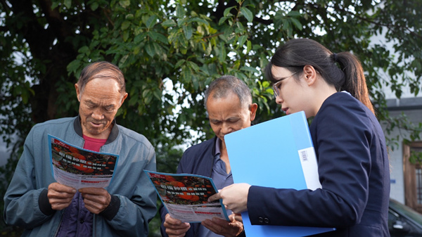 工作人員為農(nóng)戶詳細(xì)講解農(nóng)業(yè)保險(xiǎn)政策。人保財(cái)險(xiǎn)重慶分公司供圖