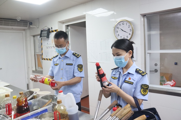 渝北區(qū)市場監(jiān)管局開展校園食品安全專項檢查。渝北區(qū)市場監(jiān)管局供圖