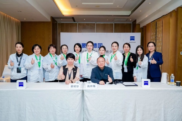 評(píng)審團(tuán)隊(duì)。重慶何氏眼科醫(yī)院供圖