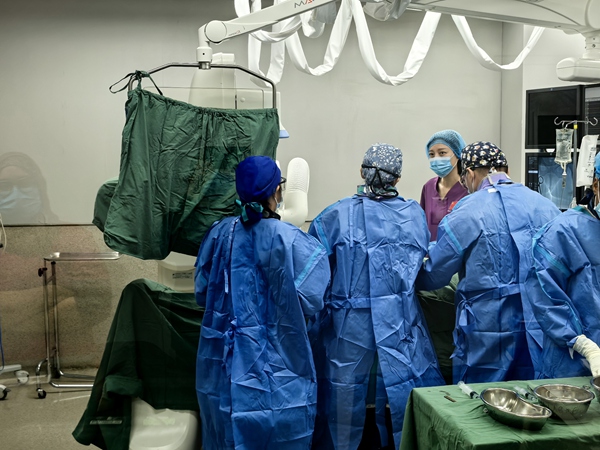 手術(shù)現(xiàn)場。重慶醫(yī)科大學(xué)附屬第二醫(yī)院供圖