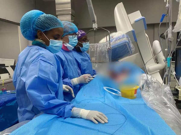 術(shù)中指導(dǎo)。重慶醫(yī)科大學(xué)附屬第二醫(yī)院供圖