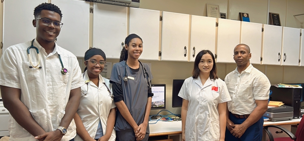 饒茂華對西印度大學(xué)醫(yī)學(xué)生進(jìn)行帶教培訓(xùn)。重慶醫(yī)科大學(xué)附屬第二醫(yī)院供圖