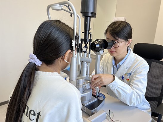 醫(yī)生檢查孩子視力情況。重慶普瑞眼科醫(yī)院供圖
