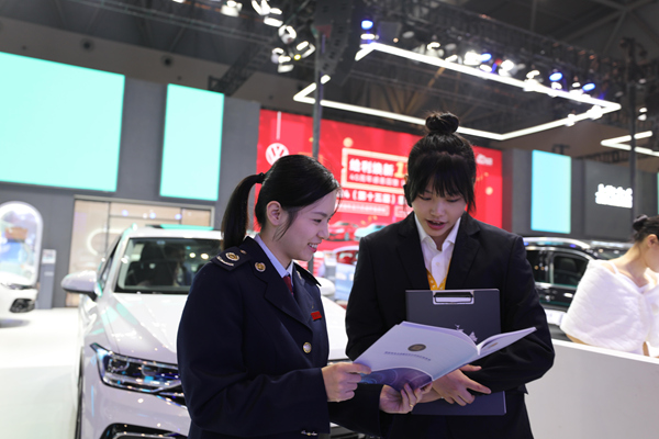 沙坪壩區(qū)稅務(wù)人員向汽車銷售企業(yè)宣傳消費(fèi)品以舊換新相關(guān)政策。郭亞玲攝