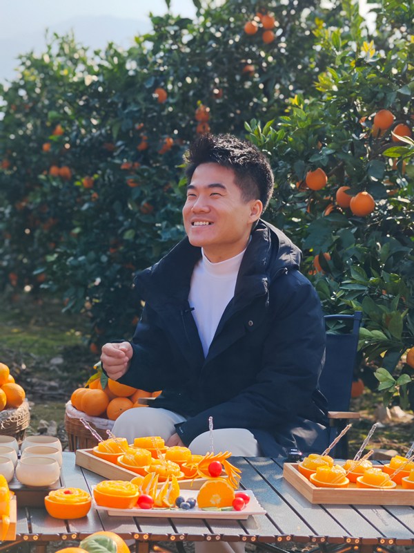 “與輝同行”來(lái)渝開(kāi)播。重慶市商務(wù)委員會(huì)供圖