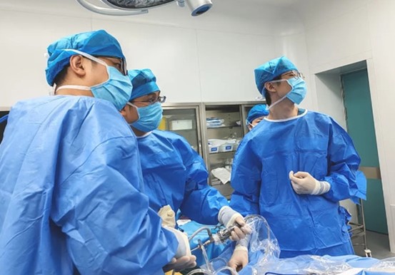 陳賢明為患者進(jìn)行膝關(guān)節(jié)置換。重慶西區(qū)醫(yī)院供圖