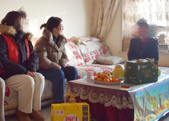 家訪活動(dòng)現(xiàn)場(chǎng)。重慶迪邦皮膚病醫(yī)院供圖