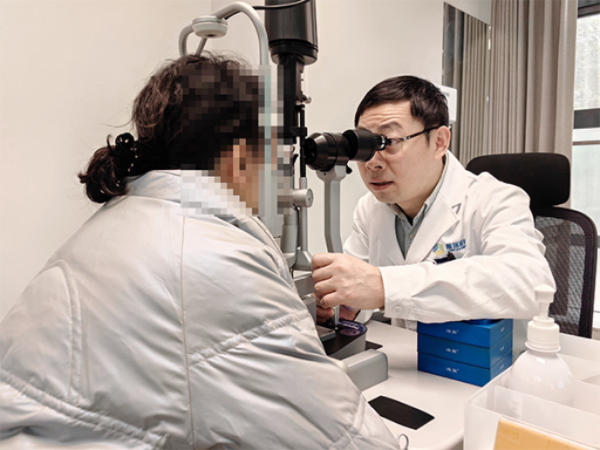 侯乒為患者檢查眼部情況。重慶普瑞眼科醫(yī)院供圖