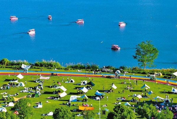 市民在濱湖公園故城中段草坪上露營(yíng)。邱緒玲攝