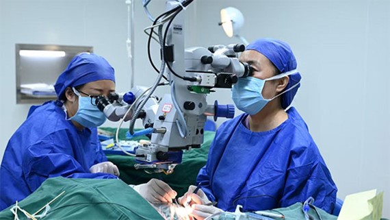 張奕霞、艾玲為患者實(shí)施手術(shù)。重慶南坪愛爾眼科醫(yī)院供圖
