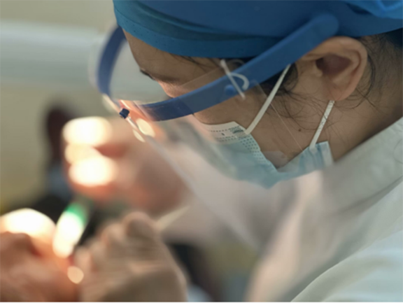 醫(yī)生為患者進行口腔治療。泰康拜博口腔供圖