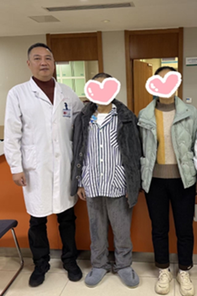 向先生及其家屬向申林主任表示感謝。重慶醫(yī)科大學(xué)附屬第二醫(yī)院供圖