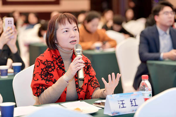 汪紅活動(dòng)現(xiàn)場。重慶華廈眼科醫(yī)院供圖