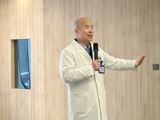 陳伯凡進(jìn)行白內(nèi)障科普講解。重慶普瑞眼科醫(yī)院供圖