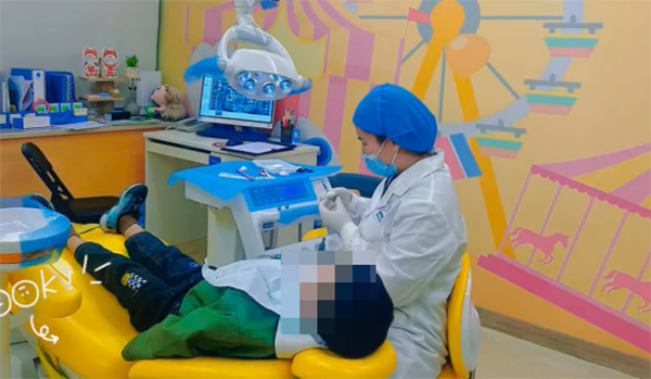 醫(yī)生為孩子進(jìn)行牙齒治療。泰康拜博口腔供圖