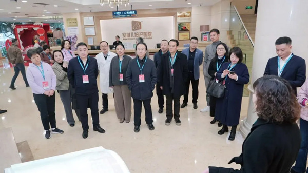 專家團(tuán)參觀成都安琪兒婦產(chǎn)醫(yī)院。主辦方供圖