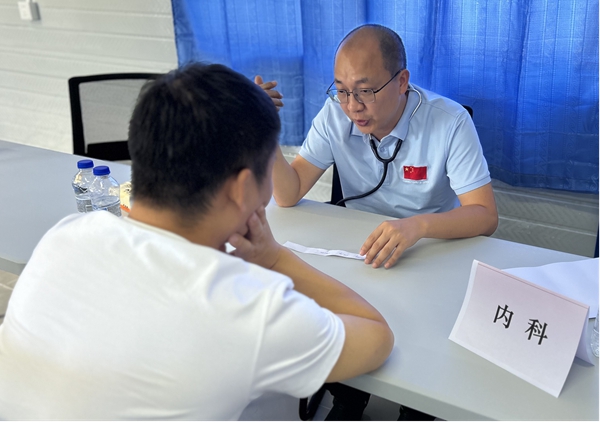 義診活動現(xiàn)場。重慶醫(yī)科大學(xué)附屬第二醫(yī)院供圖