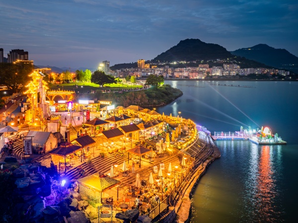 “濱湖夜市”點燃城市煙火氣。開州區(qū)委宣傳部供圖