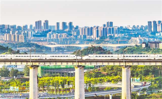 成渝高鐵列車駛過重慶中心城區(qū)。（資料圖片）記者 龍帆 齊嵐森 攝\視覺重慶