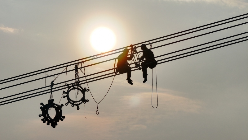 哈密—重慶±800千伏特高壓直流輸電線路工程（重慶段）作業(yè)人員進行附件安裝工作。曾雪攝