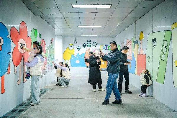 市民在通道內打卡。主辦方供圖