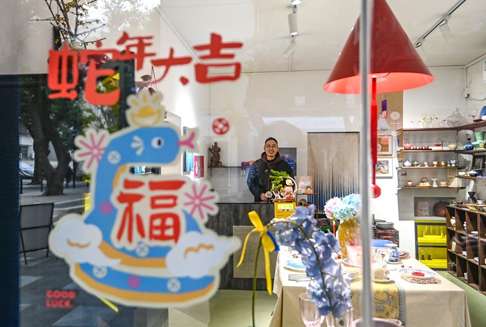 姚遠(yuǎn)翥和他的藝術(shù)家居用品店。九龍城市更新公司提供