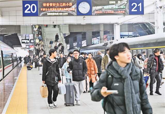 一月十三日，重慶火車北站，旅客走在站臺(tái)上。當(dāng)日，乘車旅客中學(xué)生客流明顯增多。記者 崔力 攝\視覺(jué)重慶